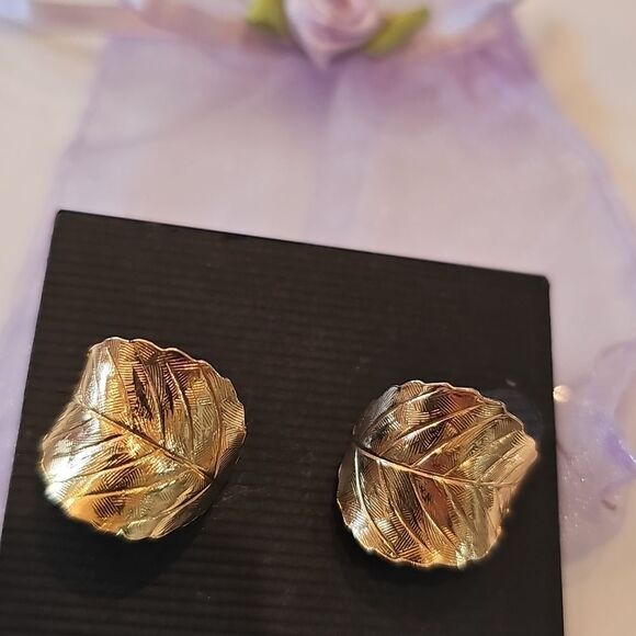 Gold leaf earing clip on, curved aspen hinged screwback Napier - Picture 4 of 8